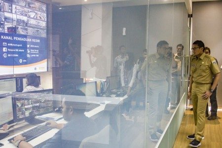 Wakil Gubernur DKI Jakarta Sandiaga Uno berkunjung ke ruangan Jakarta Smart City saat berkeliling gedung Balai Kota, di Jakarta, Selasa (17/10). Foto oleh ANTARA/Galih Pradipta 