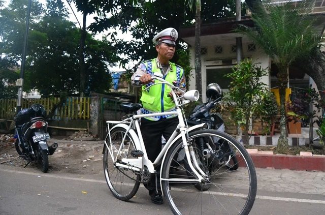 JAGA AMANAH. Bripka Seladi terlihat menggunakan sepeda warisan dari orang tuanya. Dia lebih memilih mengayuh sepeda ketimbang menggunakan kendaraan dinas. Foto oleh Dyah Ayu Pitaloka/Rappler 