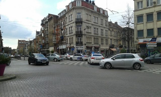 Beberapa mobil polisi berhenti di depan gedung apartemen di area Etteerbeek, Belgia. Diduga mereka melakukan penggeledahan di apartemen tersebut pada Selasa, 22 Maret. Foto istimewa 