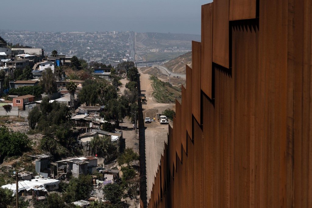 Migrant slits own throat on U.S.-Mexico border