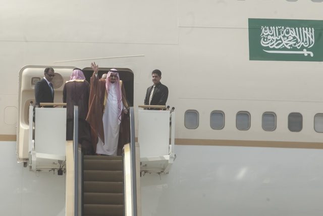 LAMBAIKAN TANGAN. Raja Arab Saudi Salman bin Abdulaziz Al Saud (tengah) melambaikan tangan sebelum menaiki pesawat untuk melakukan kunjungan kenegaraan ke Brunei Darussalam di Bandar Udara Halim Perdanakusuma, Jakarta, Sabtu, 4 Maret. Foto oleh Muhammad Adimaja/ANTARA 