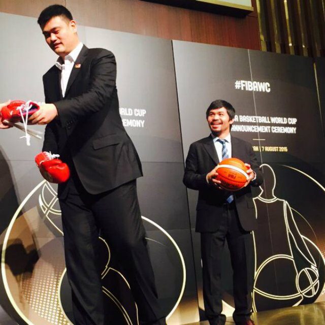 Manny Pacquiao looks on at the towering Yao Ming during the press conference. Photo from Patricia Hizon's Twitter account 