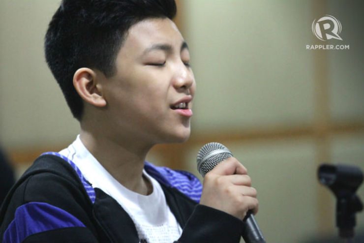 CONNECT. Darren rehearses for his solo show. Photo by Mark Cristino/Rappler
