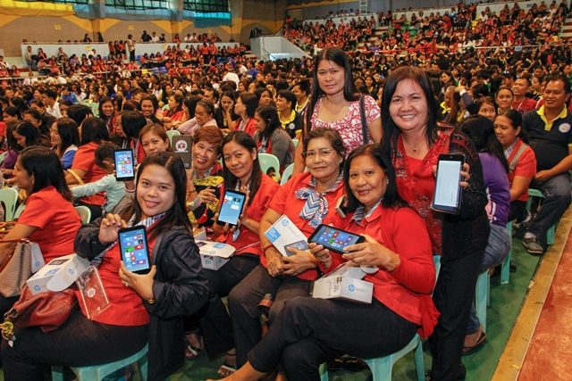 2,000 Cavite teachers get tablets as part of education initiative