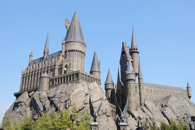 HOGWARTS. Di Universal Studios Osaka, Jepang, pengunjung bisa menikmati pengalaman dunia sihir di wahana 'The Wizarding World of Harry Potter', termasuk menikmati bangunan yang menyerupai sekolah sihir Hogwarts. Foto oleh Yetta Tondang/Rappler 
