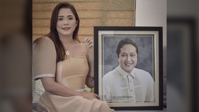 SUCCESSOR. Gemma Lubigan poses for a photo with a portrait of her slain husband Vice Mayor Alexander Lubigan. Photo from Lubigan's Facebook page 