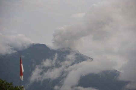 Asap kelabu menyembur dari puncak Gunung Agung terpantau dari Pos Pengamatan Gunung Api Agung, Desa Rendang, Karangasem, Bali, Rabu (22/11). FOTO Oleh ANTARA/Nyoman Budhiana 
