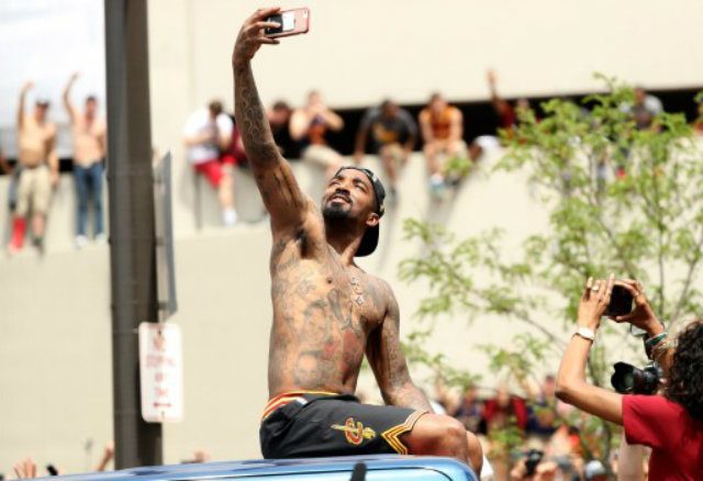 Cavs show J.R. Smith the money with $57 million deal