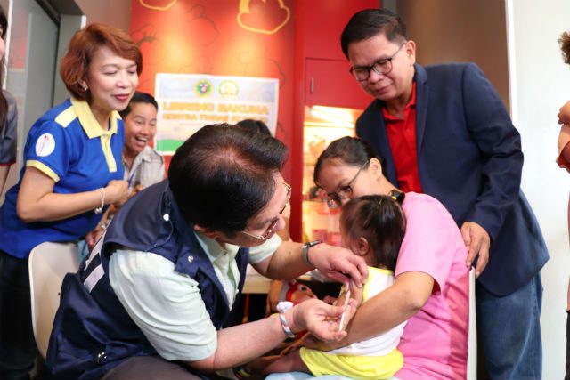 ACCESS TO VACCINES. DOH Calabarzon Regional Director Eduardo Janairo administers anti-measles vaccines in an immunization center in fast-food chains in Biñan City, Laguna onFebruary 12, 2019. Photo courtesy of DOH Calabarzon   