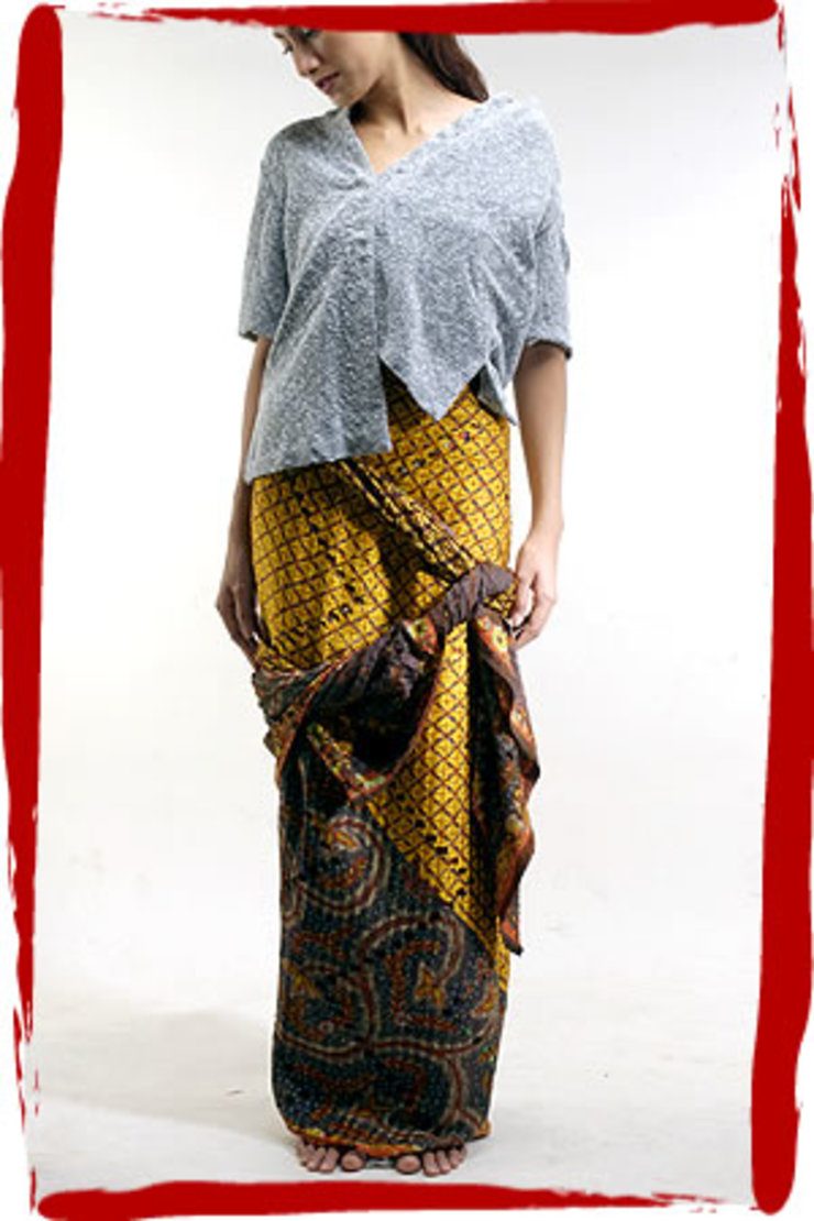 Desainer Obin, nama asli Josephine Komarra, buktikan kain tradisional bisa tampil trendy. Foto oleh binhouse.com