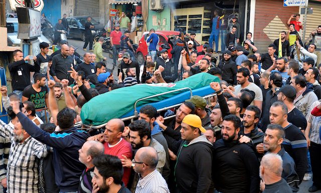 PEMAKAMAN. Warga Lebanon mengantarkan jenazah Samer Houhou, korban ledakan di Beirut, Lebanon, 13 November 2015. Foto oleh Wael Hamzah/EPA  