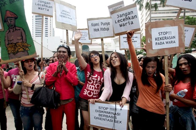 Kaum transgender melakukan protes di hari peringatan Hak Asasi Manusia di Jakarta, 10 Desember 2007. Foto oleh Jurnasyanto Sukarno/EPA  