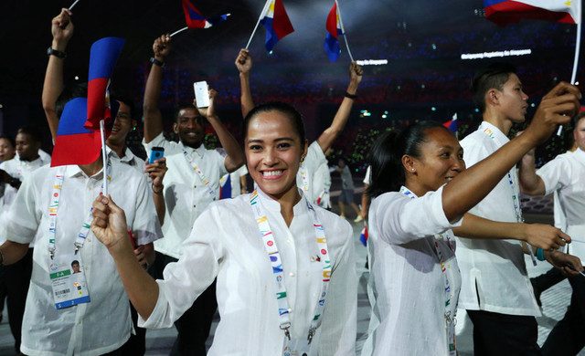An unidentified Filipina athlete smiles at the camera during the opening ceremony. Photo by Reuters 