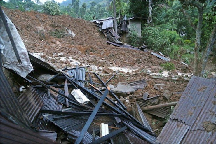 Desperate hunt for Sri Lanka landslide victims