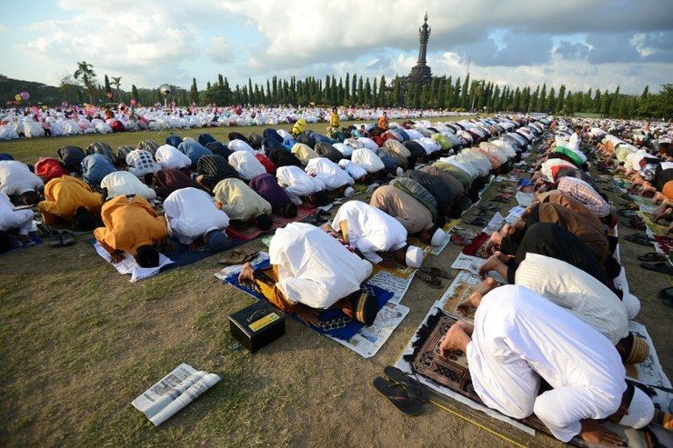 Muslims gather for special prayers near the Bajrah Sandhi monument in Denpasar on Bali island on July 28, 2014. Photo by AFP