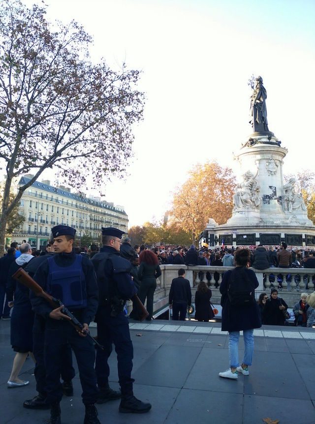 POLISI BERJAGA. Petugas kepolisian Paris berjaga di kawasan Bataclan, Minggu, 15 November 2015. Foto oleh Rika Theo/Rappler 