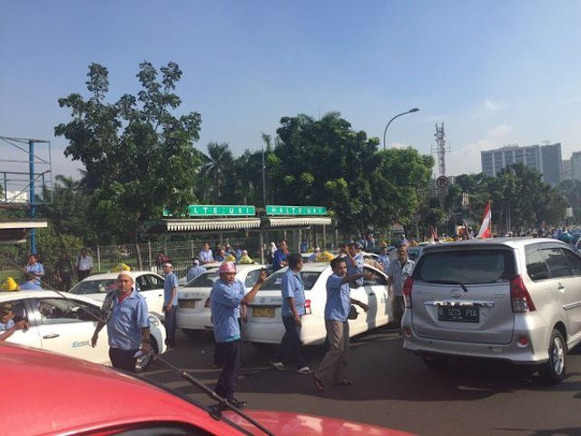Demo sopir taksi di Jakarta berujung ricuh
