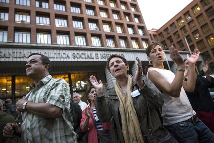 People rally outside the Spanish Health Ministry in Madrid, Spain, 07 October 2014, to demand the resignation of Spanish Health Minister Ana Mato, in connection to the case of Teresa Romero Ramos, the Spanish nurse who is the first case of human-to-human ebola contagion in Europe. Luca Piergiovanni/EPA