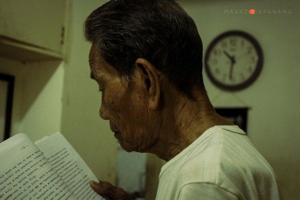 Pio Apil reads some of his past articles. Photos by Marrz Capanang/ Project Iloilo 
