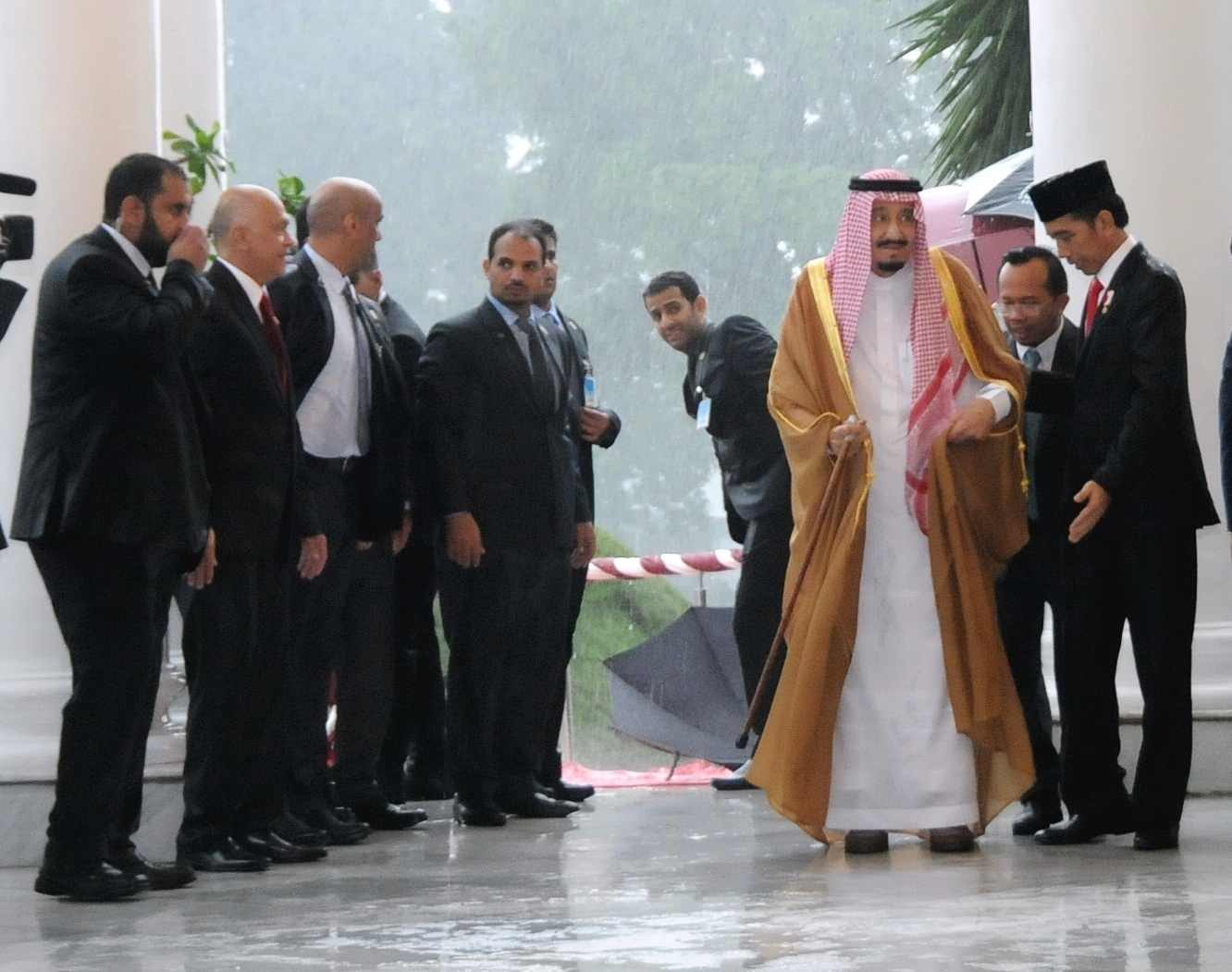 Presiden Jokowi menyambut kedatangan Raja Arab Saudi Salman Bin Abdul Aziz Al-Saud, di teras Istana Kepresidenan, Bogor, Jabar, Rabu (1/3) siang. (Foto: Agung/Humas) 
