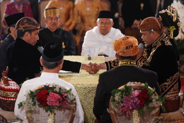 IJAB KABUL. Presiden Joko Widodo (kiri) menikahkan putrinya, Kahiyang Ayu (kanan) dengan Bobby Nasution (kedua kanan) disaksikan Wakil Presiden Jusuf Kalla (kedua kiri) dan Ketua MUI KH Ma'ruf Amin (keempat kanan) saat ijab kabul. Foto oleh Maulana Surya/ANTARA FOTO 