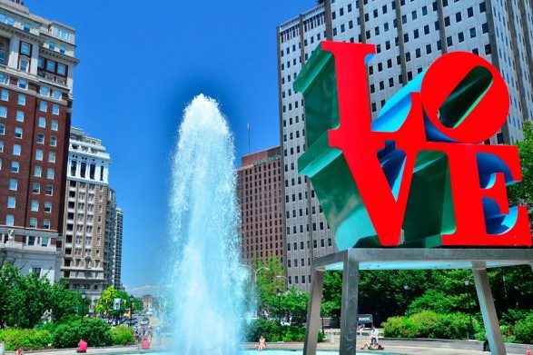 LOVE Park di JFK Plaza, Philadelphia, AS. Foto dari visitphilly.com 