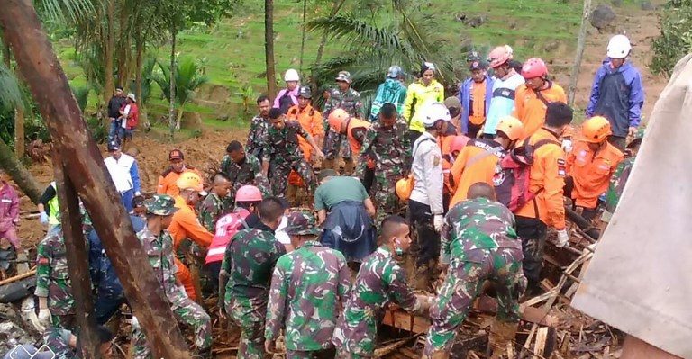 Rescuers search for survivors in deadly Indonesian landslide