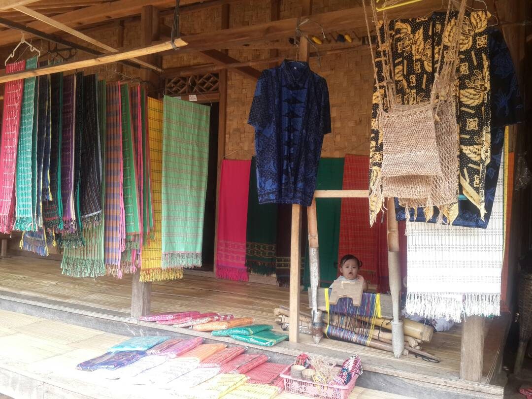 Di Desa Wisata Baduy Luar warga menjual rupa-rupa cinderamata buatan sendiri (11/5/2017) Foto Uni Lubis 