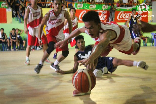 LOOSE BALL. A Calabarzon cager tries to grab a loose ball during the Basketball semifinals against Western Visayas. File photo by Joseph Victor Sumbong/Rappler 