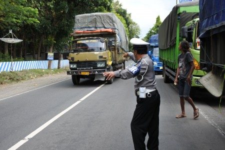 Tiga hari menjelang lebaran, truk pengangkut non sambako dilarang melintas. Foto oleh Seno/ANTARA 