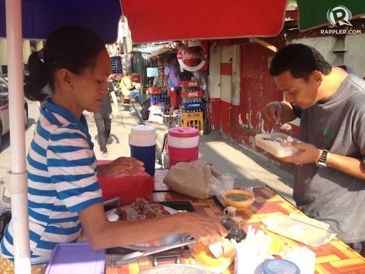 CLOSING SHOP EARLY. Street food vendor Beth Tupan closes her stall early to see Pope Francis on January 5, 2015. Photo by Fritzie Rodriguez