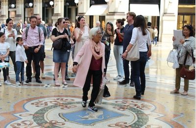 Masyarakat setempat percaya bahwa kalau kita berputar tiga kali di Galleria Vittorio Emanuele II di Milan, keinginan kita akan terkabul. Foto oleh Don Kevin Hapal. 
