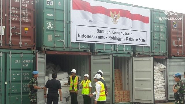 BANTUAN KEMANUSIAAN. Presiden Joko "Jokowi" Widodo sedang meninjau kontainer berisi bantuan kemanusiaan yang akan dikirim ke Rakhine State, Myanmar pada Kamis, 29 Desember. Foto oleh Rappler 
