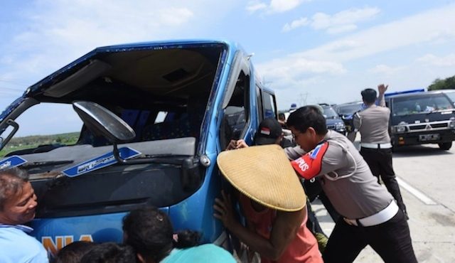 EVAKUASI. Polisi membantu evakuasi minibus yang ringsek akibat kecelakaan tunggal di tol Pejagan-Pemalang, Rabu 13 Juni 2018. Foto dari Twitter @NTMCLantasPolri 