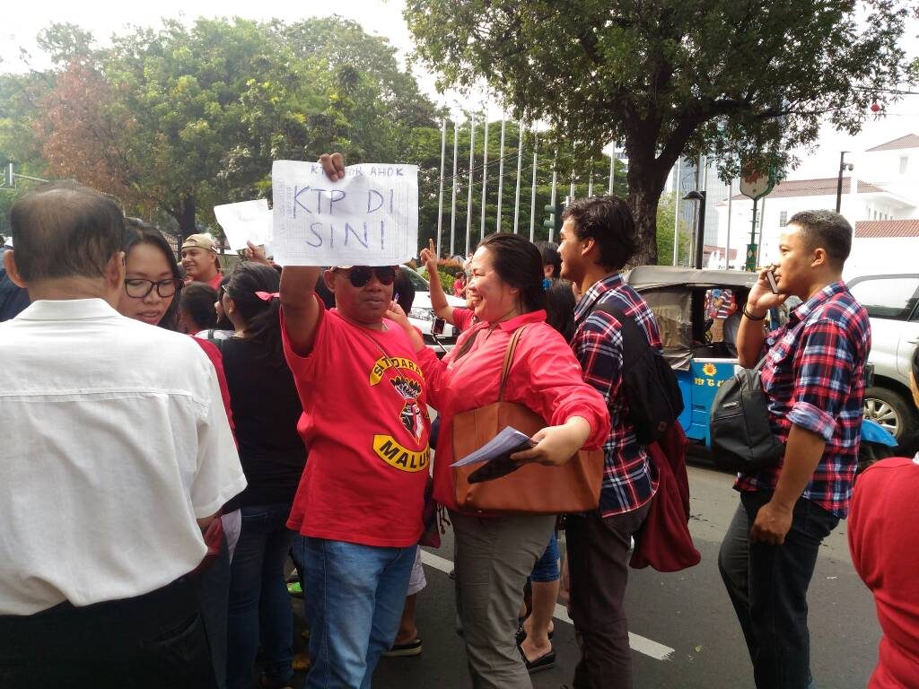 Seorang pendukung Ahok mengumpulkan KTP untuk mengajukan petisi penangguhan penahanan Ahok di depan Balai Kota, Kamis (11/5). Foto oleh Rika Kurniawati/Rappler 