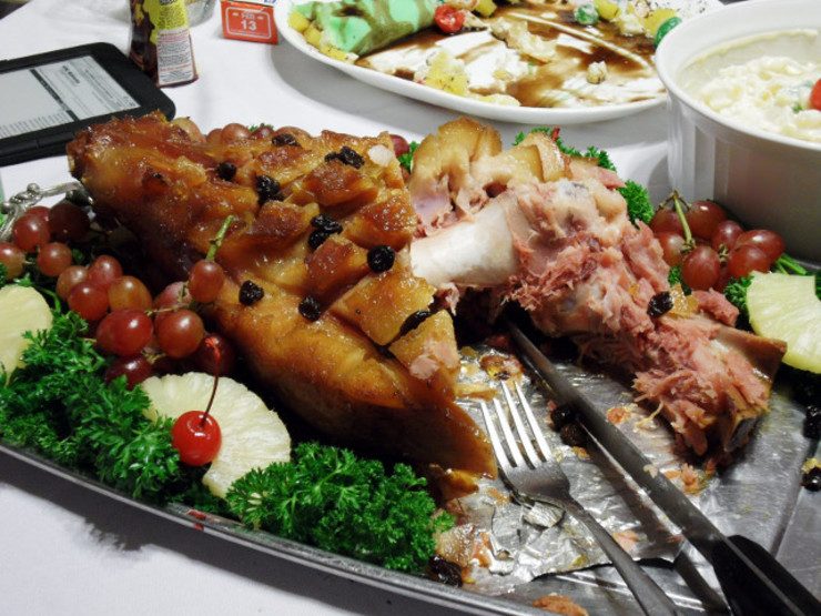 NOCHE BUENA FAVORITE. For many, traditional favorites like the sweet ham shown in this photo are what brings extended families into one table. Photo by Mari Chan
