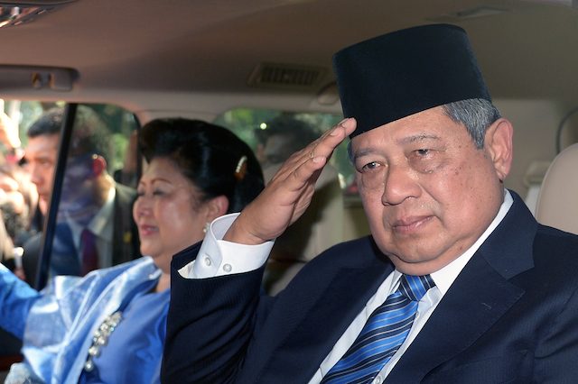 SELAMAT TINGGAL. SBY mengucapkan selamat tinggal kepada rakyatnya sebagai presiden usai pelantikan Jokowi di Istana Negara 2014 lalu. Foto oleh EPA 