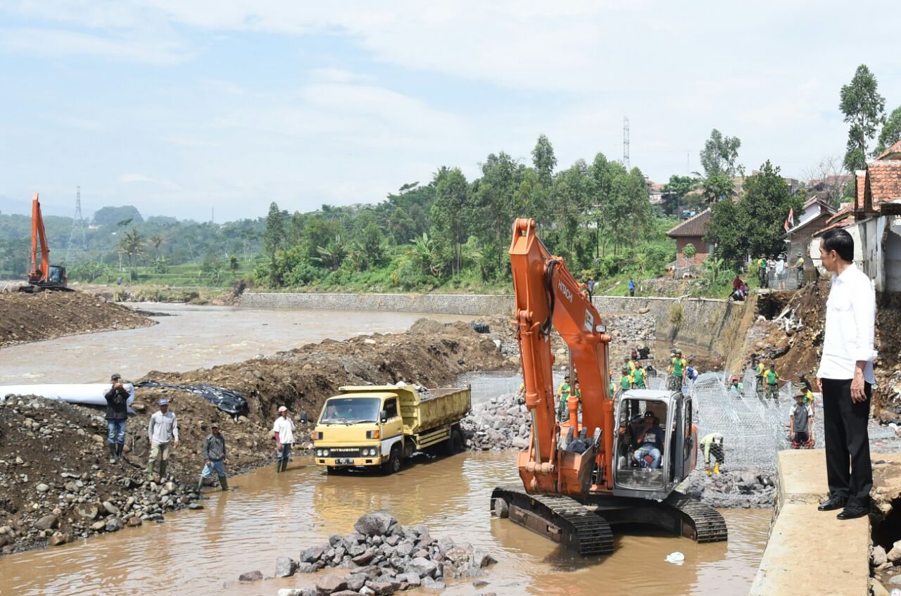 Kunjungi korban banjir Garut, Jokowi minta perusak lingkungan ditindak