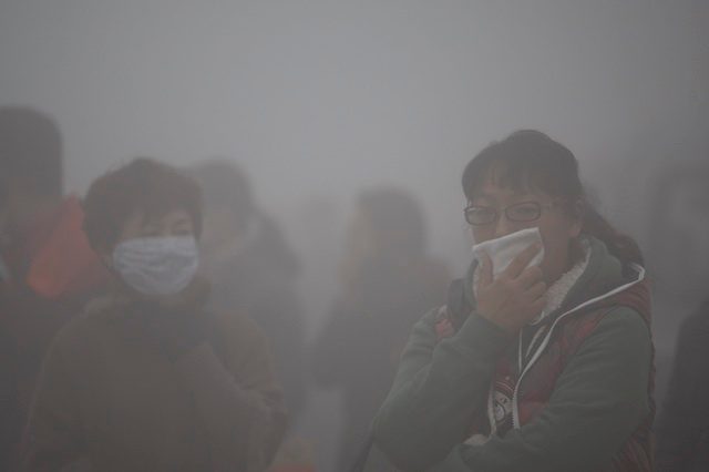IN THE SMOG. Commuters cover their mouths while waiting for buses in the heavy fog and smog in Harbin, Heilongjiang province, China. Photo by Hao Bin/EPA 