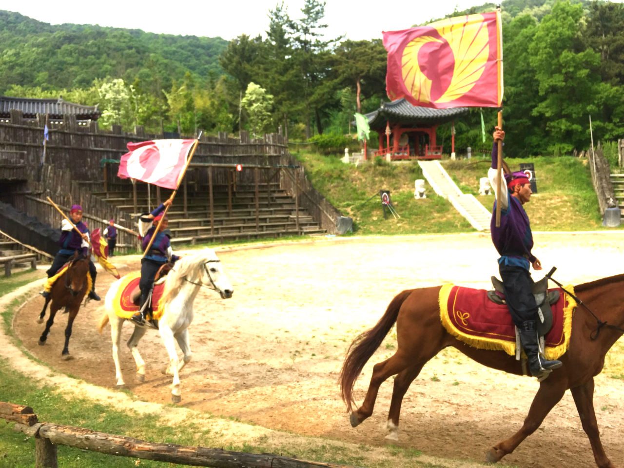 FLOWERING KNIGHTS. The Hwarang show is one of the main attractions of the park. Watch these talented performers do tricks while on horseback! 
