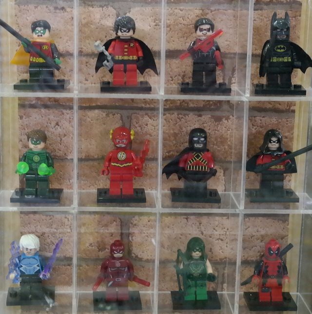 MINI. Para superhero berukuran kecil dari Lego. 