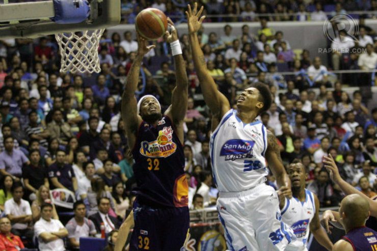 INJURED. Rain or Shine import Arizona Reid (L) was hobbled by injury in Game 5 of the 2014 PBA Governors' Cup finals. Photo by Josh Albelda/Rappler