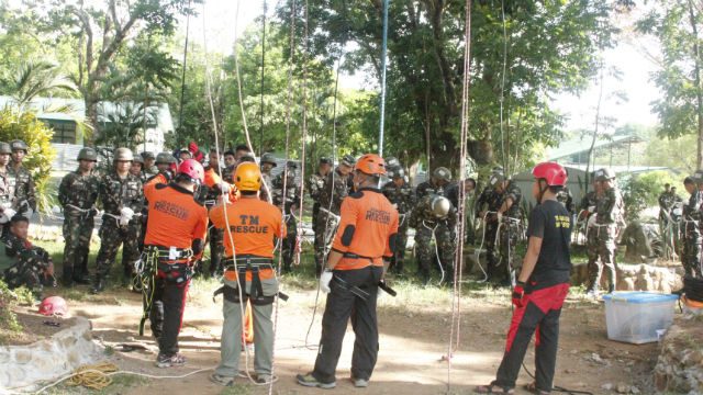 COLLABORATION. Tanay Mountaineer (TM) members train army personnel on rope rescue courses. Photo by TM 