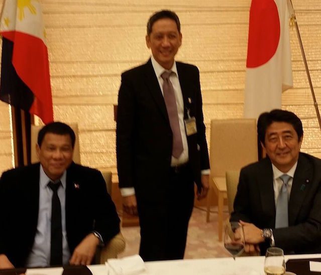 THREESOME. Samuel Uy joins the meeting of President Duterte and Prime Minister Abe in Japan. Facebook photo of Sammy Uy 
