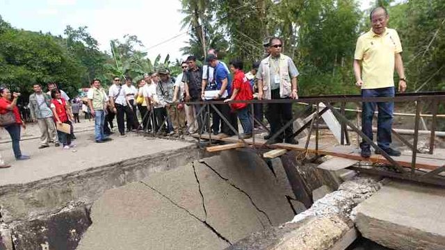 2012. Aquino visits an area in Negros Oriental damaged by a magnitude 6.9 earthquake. Photo from the Presidential Communications Operations Office 