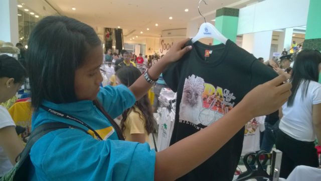 JUST BROWSING. A Palaro athlete shops for souvenirs at one of the local malls. Photo by Edwin Gutierrez Jr/ Rappler 