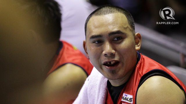 TOOTHLESS. Paul Lee still all smiles on the bench after losing teeth following a collision against Texters import Ivan Johnson. Photo by Josh Albelda/Rappler 