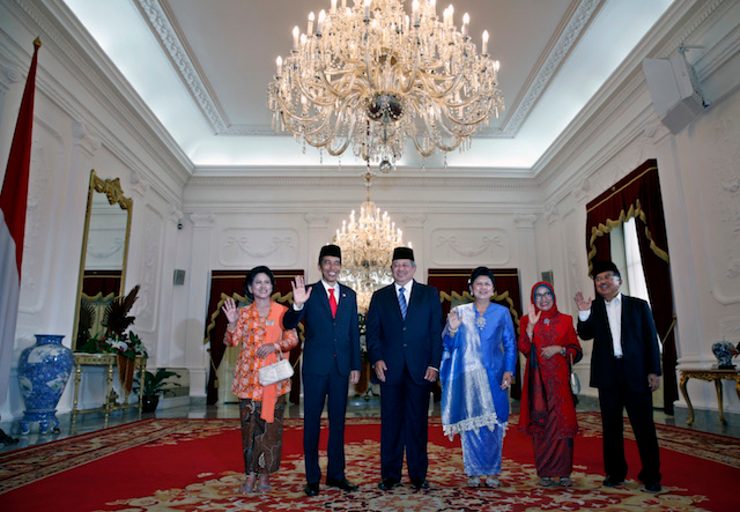 BACK IN THE PALACE. New Indonesian President Joko Widodo (L), first lady Iriana (2-L) accompanied by former Indonesian President Susilo Bambang Yudhoyono (3-R) and his wife Ani Yudhoyono, Indonesian Vice President Jusuf Kalla (R) and his wife Mufidah Kalla pose for photographs shortly before a military welcome ceremony at the presidential palace in Jakarta on October 20, 2014. Photo by EPA
