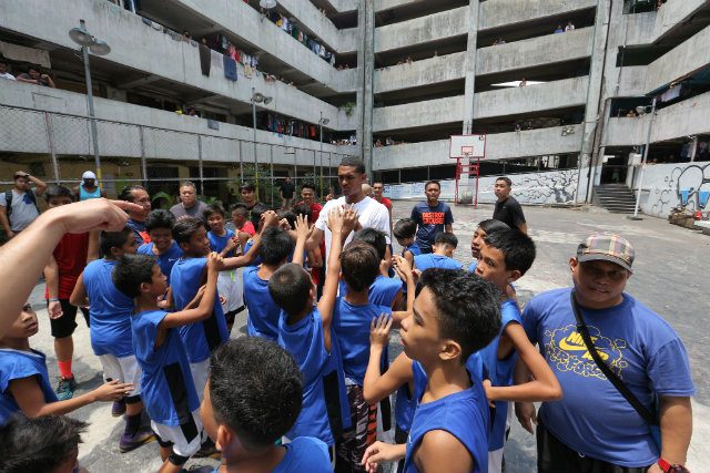 DROPPING BY. Nike athlete Jordan Clarkson visits the We Rise players at a training session at Tenement Court in Taguig City. Photo from press release 