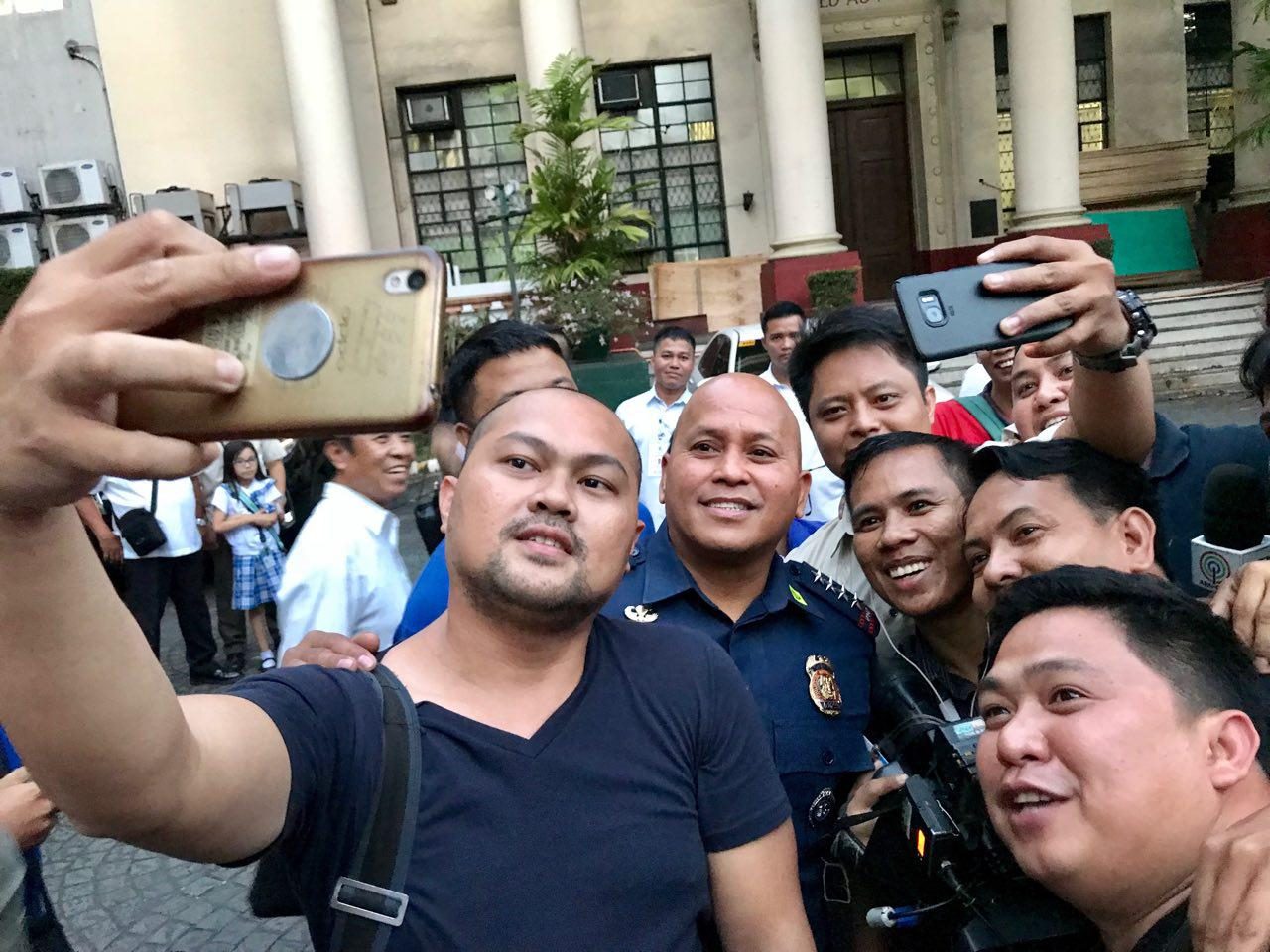 PHOTO OPS. Dela Rosa shares selfies with members of the media after the Supreme Court session. Photo by Rambo Talabong/Rappler  